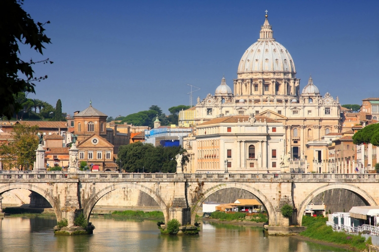Vista della Basilica di San Pietro a Roma, Italia