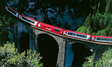 Tren Intercity en Suiza en verano 